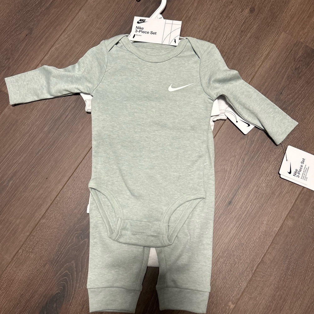 Nike Infant Set in Soft Gray